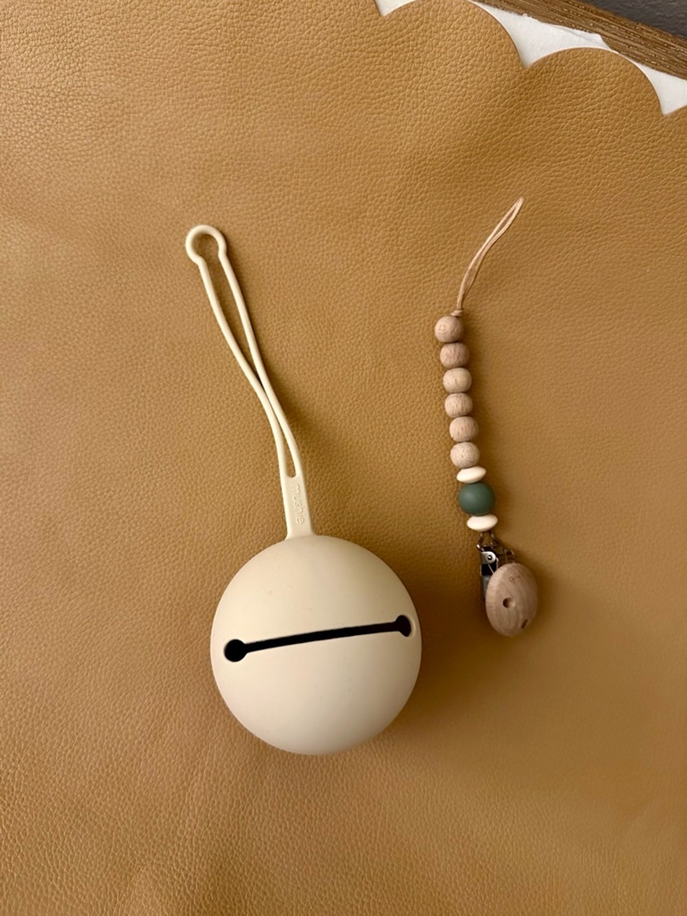 MUSHIE Silicone Pacifier Holder (beige) with MUSHIE Beaded Pacifier Clip